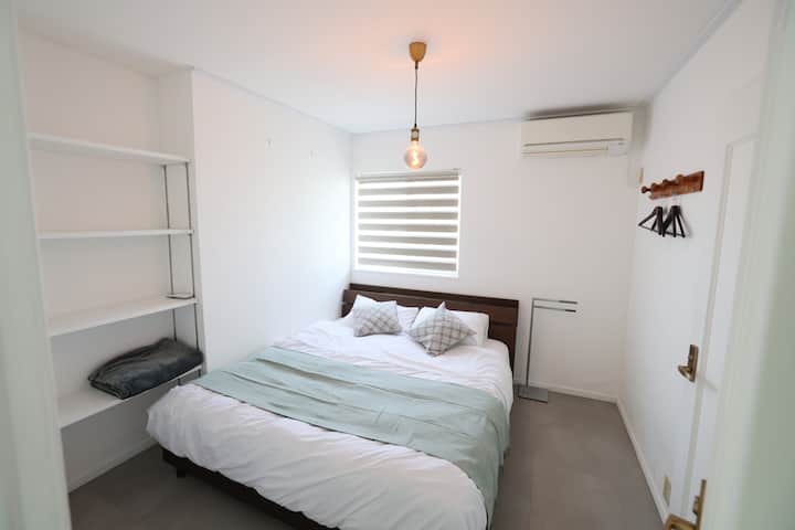 2階ベッドルーム②
クイーン1台