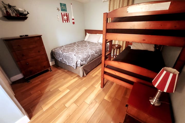 Соба на спрат со брачен кревет и бања за гости.