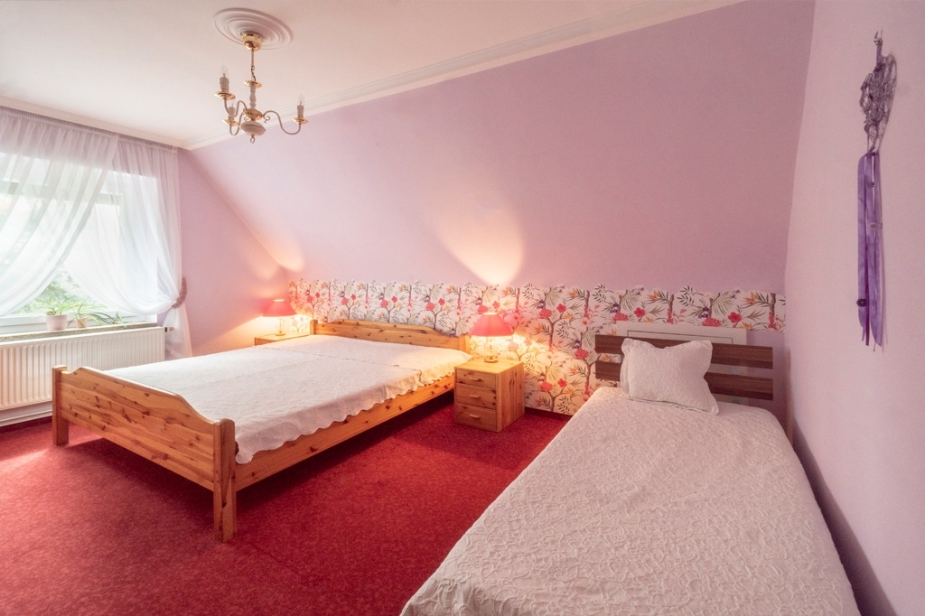 Bovenverdieping Slaapkamer 3
- Tweepersoonsbed 180x200 
- Een eenpersoonsbed 90x200 
-  uitschuifbed 90x200 eronder 
    Eenpersoonsbed, 
- Buitenjaloezie en insectenschermen voor het  
   raam