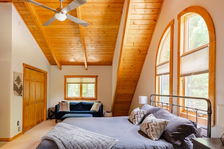 超大主卧配有一张加州加大双人床，配有凝胶记忆泡沫床垫和休息区