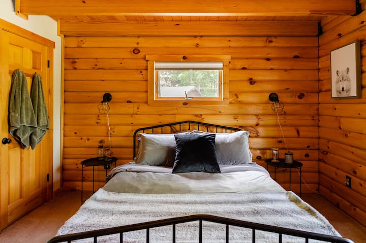 「The Wolf Den」时尚舒适，配有标准双人床和凝胶记忆泡沫床垫