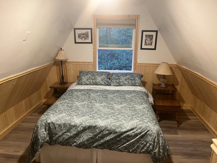 Брачна спална соба 1 на најгорниот кат со поглед на поток и тераса