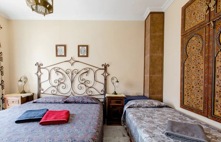 Një krevat dopio 1.80cm i gjerë me një dyshek të lartë dhe të rehatshëm dhe një krevat me gjerësi 0.90cm.