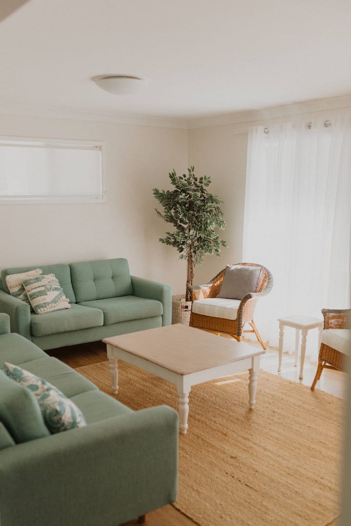 Spacious House. Easy 5 Min To Beach, Dogs Welcome - Boomerang Beach