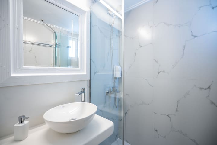 Emerald 3bd Sunset/Sea View Villa w Pool & HotTub gallery image 3