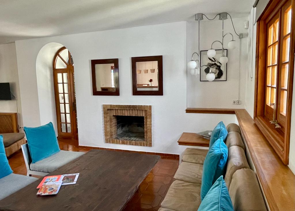 Popular Airbnb listing: Swimming pool and private parking, A/C, Wi-Fi, near the beach in Sant Josep De Sa Talaia