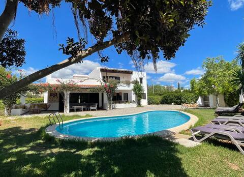 Pool and private parking, A/C, Wifi, nearby beachfront, beachfront