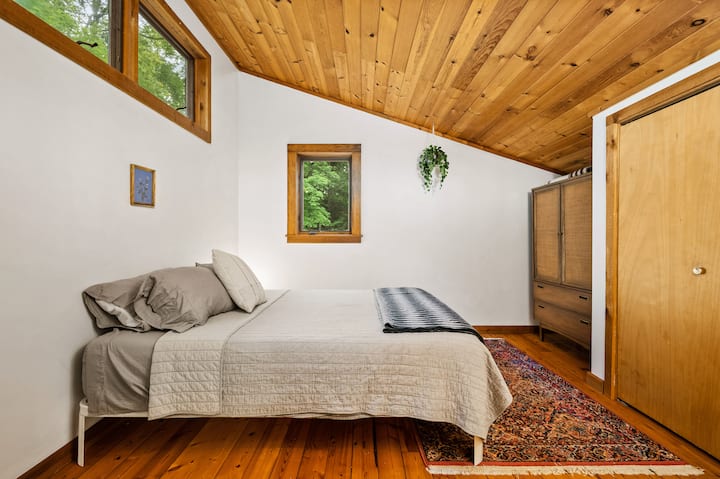Upstairs bedroom with queen bed