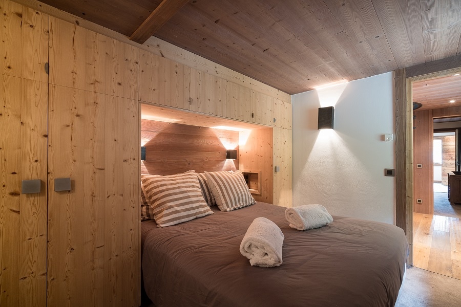 غرفة مزينة بعناية تجمع بين إقامتك والراحة والأناقة. هذه الغرفة مصحوبة بحمامها ومرحاضها. الكثير من مساحة التخزين. سيتم إعداد الأسرّة عند الوصول وستكون ملاءات الحمام متاحة.