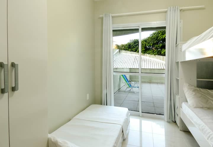 Habitación individual, 3 camas y acceso a la terraza