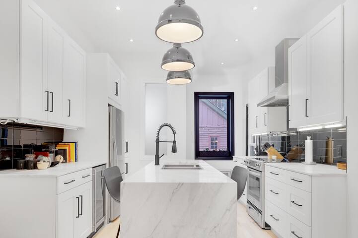Spacious 2-Storey Townhouse in Queen West gallery image 4