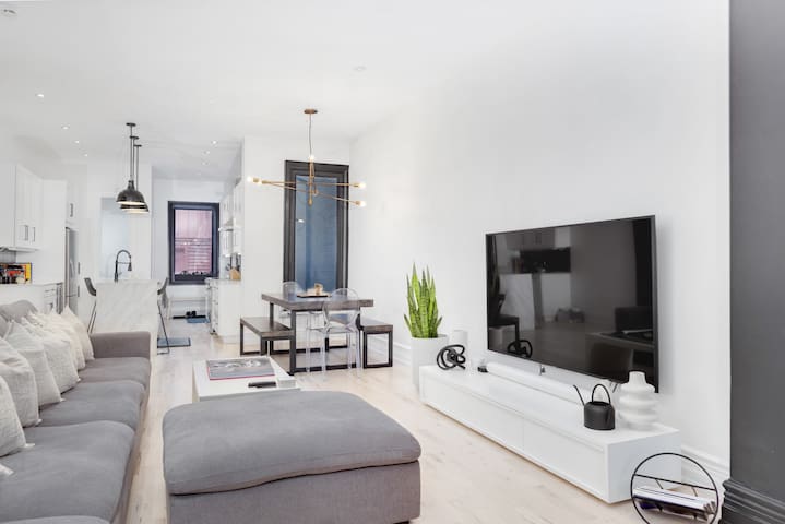 Spacious 2-Storey Townhouse in Queen West