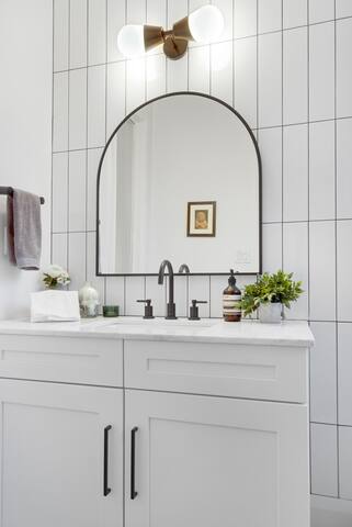 Spacious 2-Storey Townhouse in Queen West gallery image 5