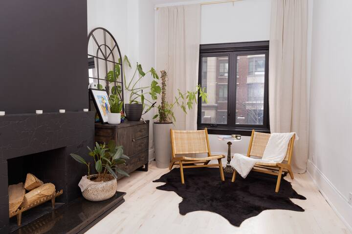 Spacious 2-Storey Townhouse in Queen West gallery image 2