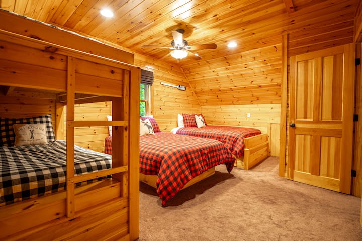 Upstairs bedroom w/ 1 queen, 1 full, 2 twins, all w/memory foam mattress topper