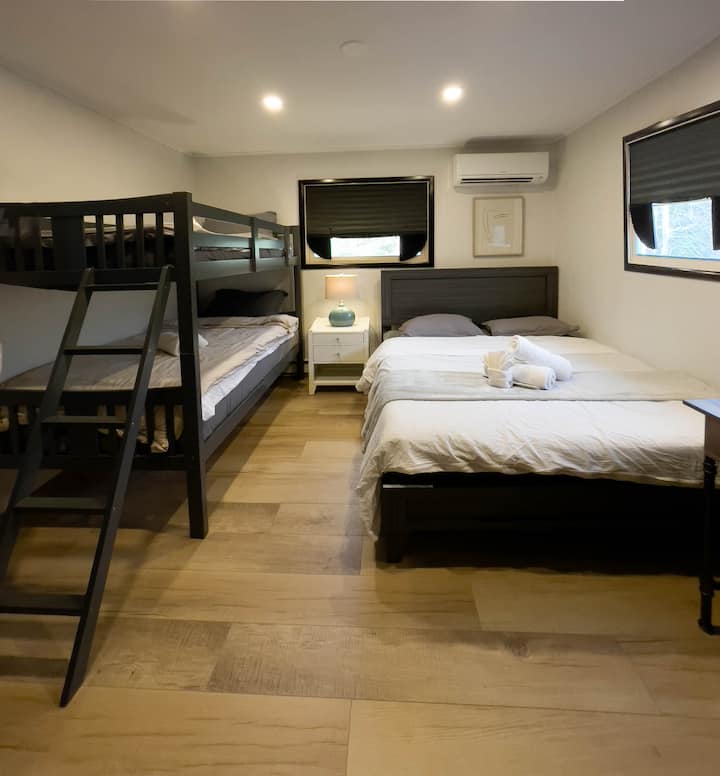 Spavaća soba 4 (lijeva spavaća soba na glavnom katu). Bračni krevet (160x200), krevet na kat s dva bračna kreveta i radnim stolom.