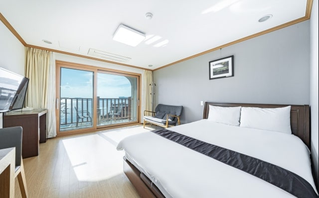 这是一间双人房。（沙发可能与图片不同。）