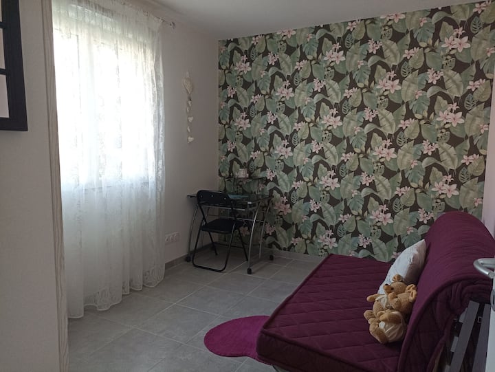 غرفة نوم 3 سرير أريكة مجهز بفراش جيد و
منطقة العمل إذا لزم الأمر