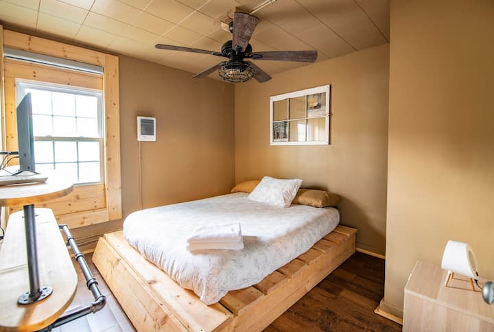 二楼有3间卧室中的1间。卧室干净舒适，配备电视和标准双人床。