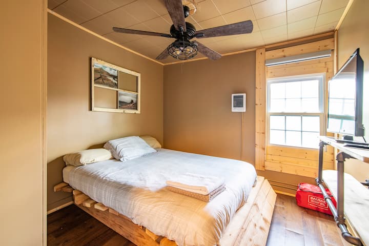 房源二楼有3间卧室中的1间。干净舒适，为房客提供标准双人床垫。