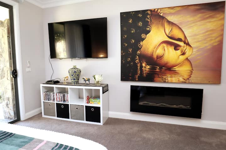 Serenity Room - Lakeside @ Glen Elborne Estate - Dandenong Ranges