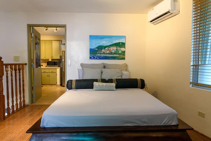 Un lit queen qui donne sur votre jardin en bord de mer.