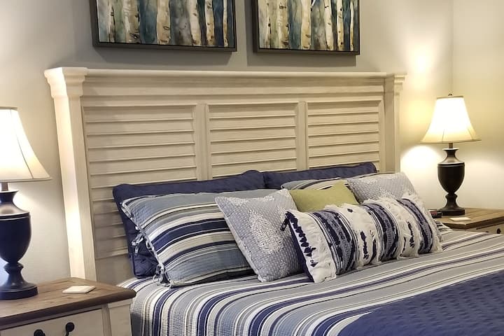 La cama tamaño king y los puestos nocturnos tienen estaciones de carga incorporadas.