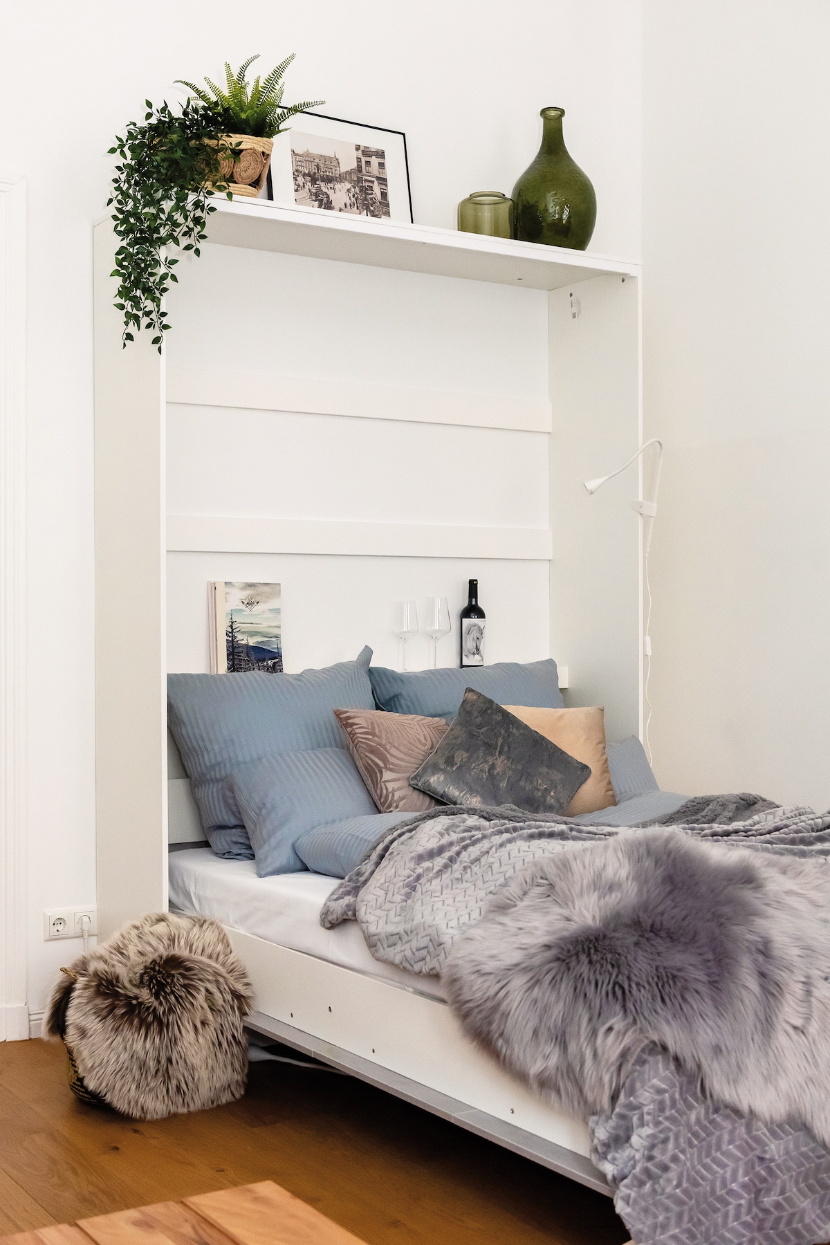 Ein Wandbett -  ein Bett, das hochgeklappt und in einen Schrank umgewandelt werden kann - ist Teil des Ensembles im Wohnzimmer.
Wetterschlafmodus oder Tagungsbereich für den gesamten Gefolge, innerhalb weniger Momente kann der Raum von jedem umgewandelt werden. 