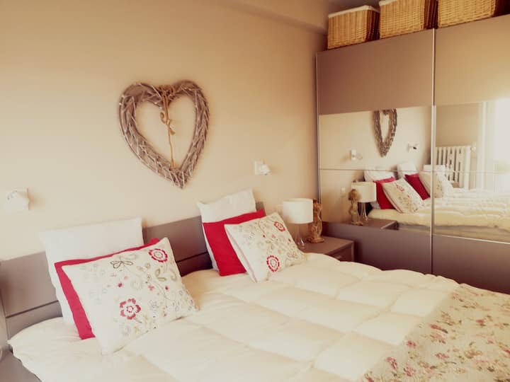 家长房间，配备加大双人床，储物空间充足