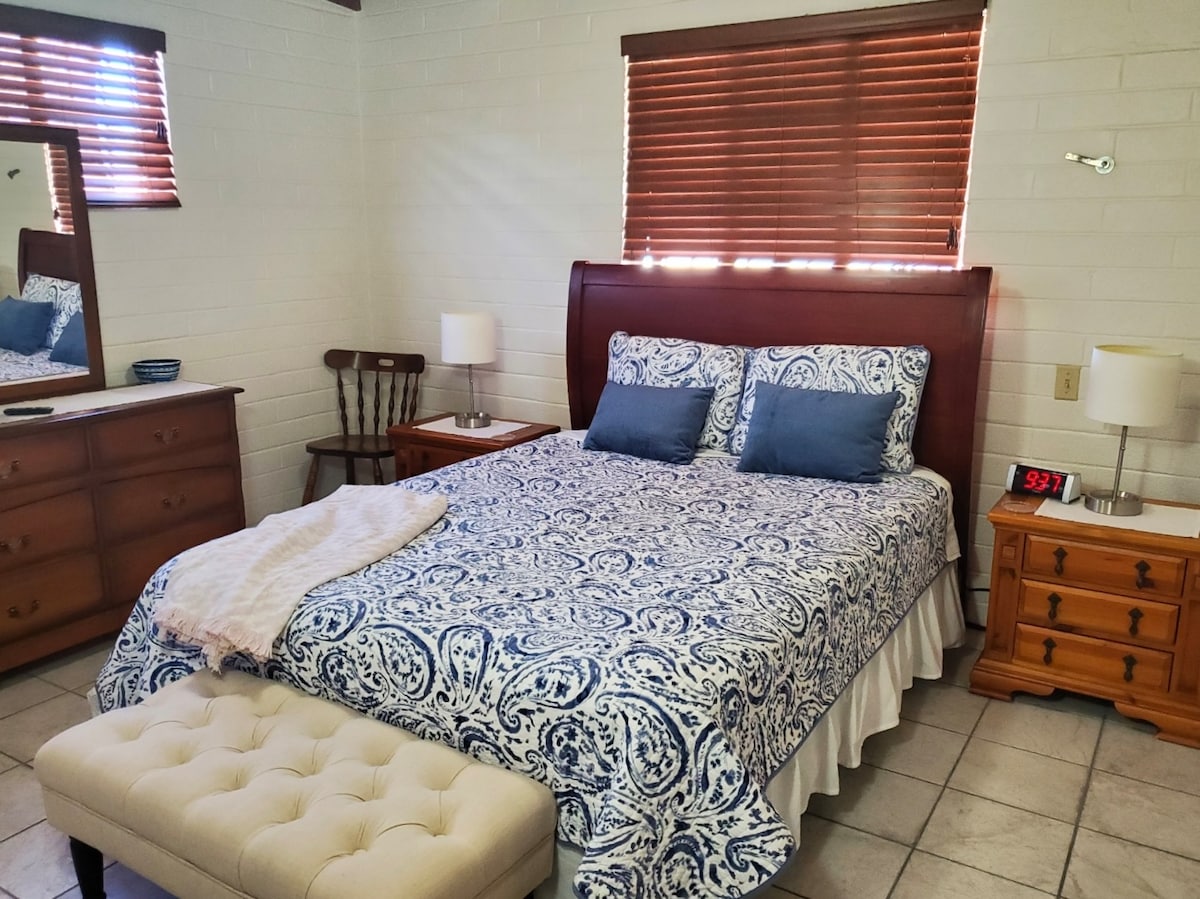 Hoofdslaapkamer-Queen Bed.  Men kan inloggen op je favoriete streamingstation en ontspannen tv kijken.
