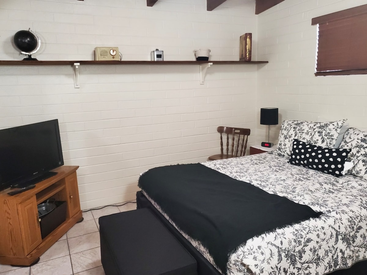 2e slaapkamer-Queen Bed-tv om in te loggen op je streamingstation. Samengevoegde kantoorruimte.

