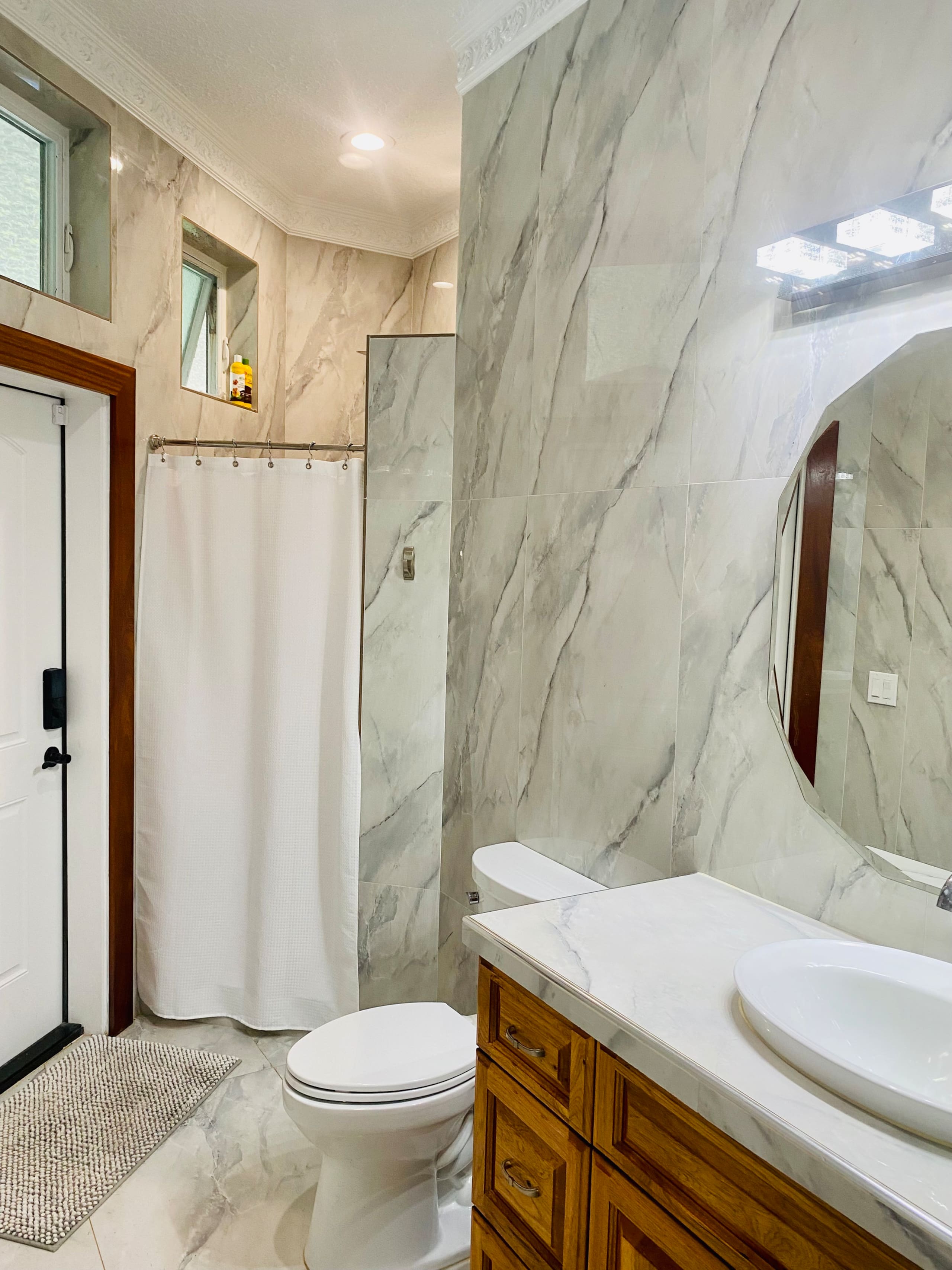 Deluxe Queen Oceanside Room - Photo 9