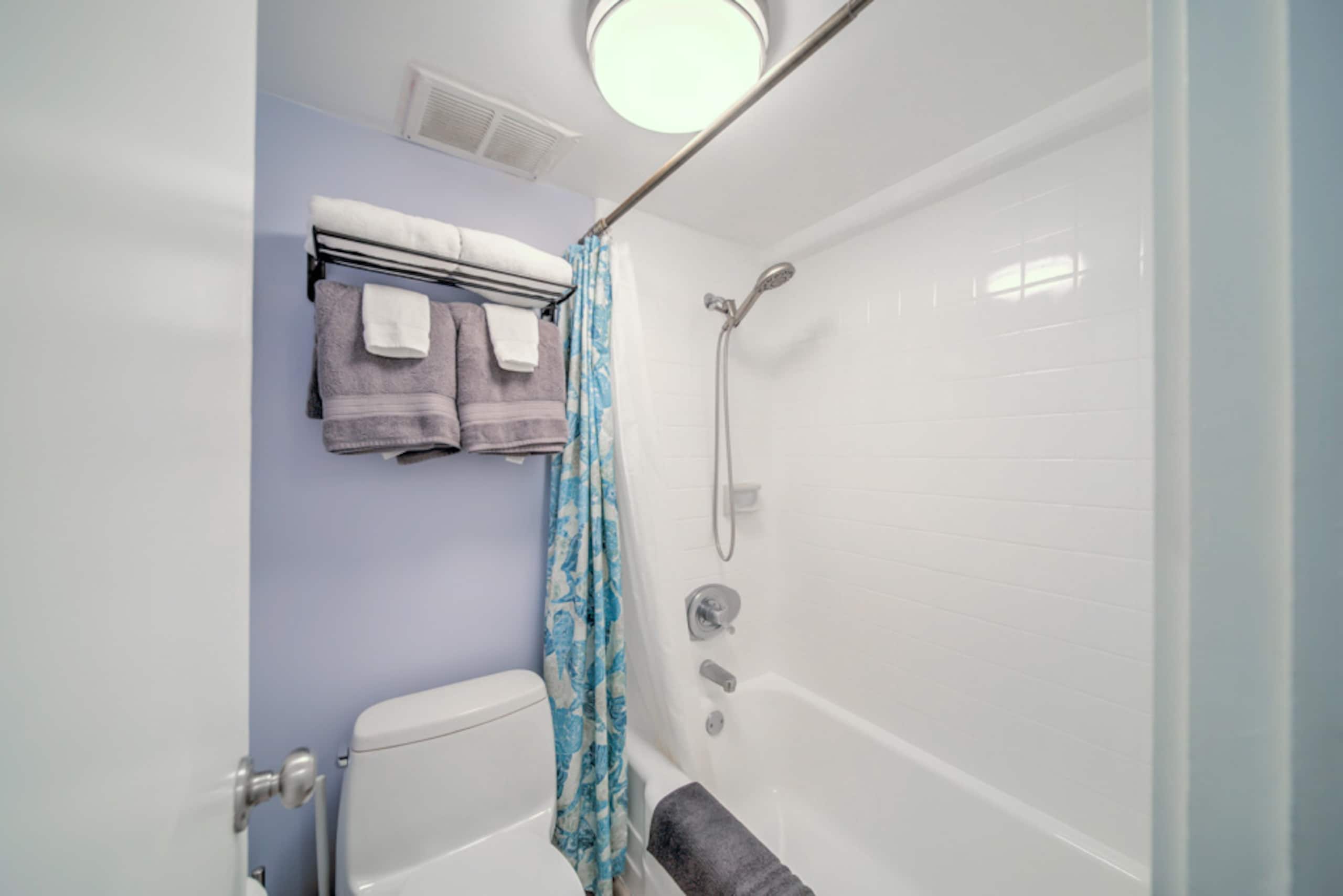 Condo in Honolulu · ★4.74 · 1 bedroom · 2 beds · 1 private bath - Image 11