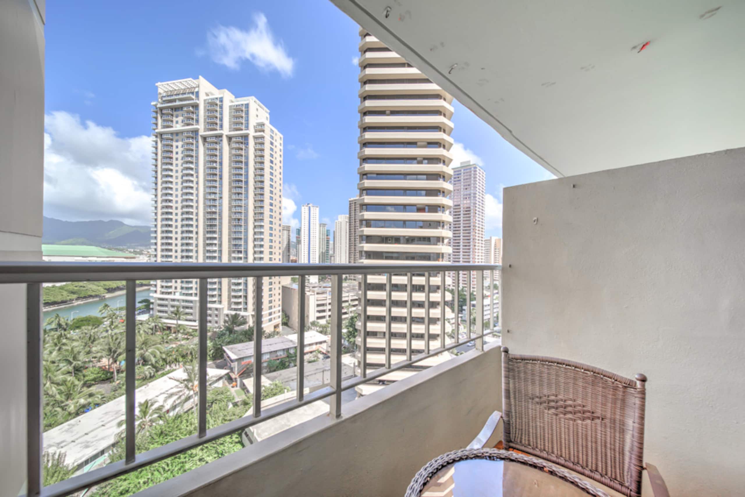 Condo in Honolulu · ★4.74 · 1 bedroom · 2 beds · 1 private bath - Image 16