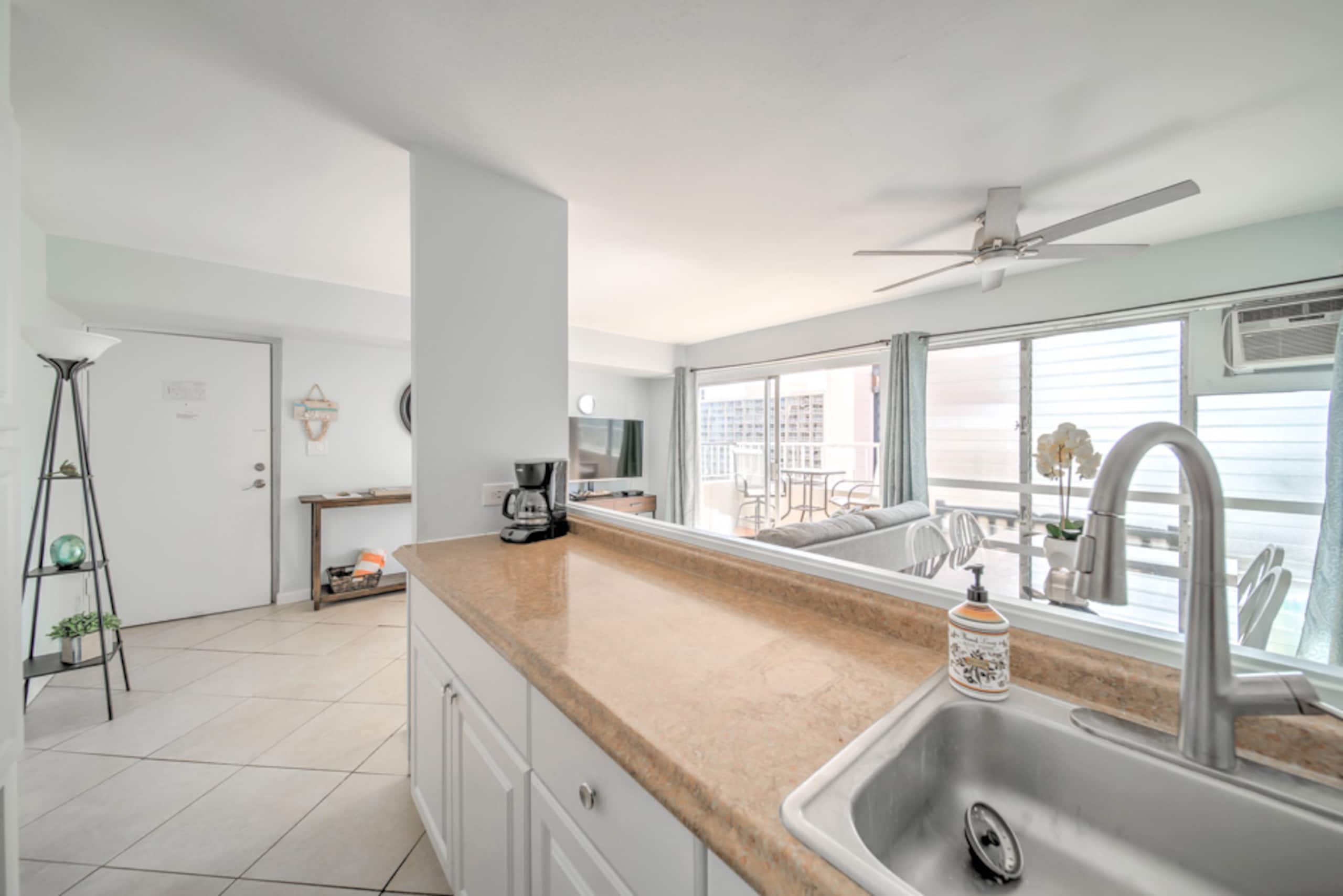 Condo in Honolulu · ★4.74 · 1 bedroom · 2 beds · 1 private bath - Image 9