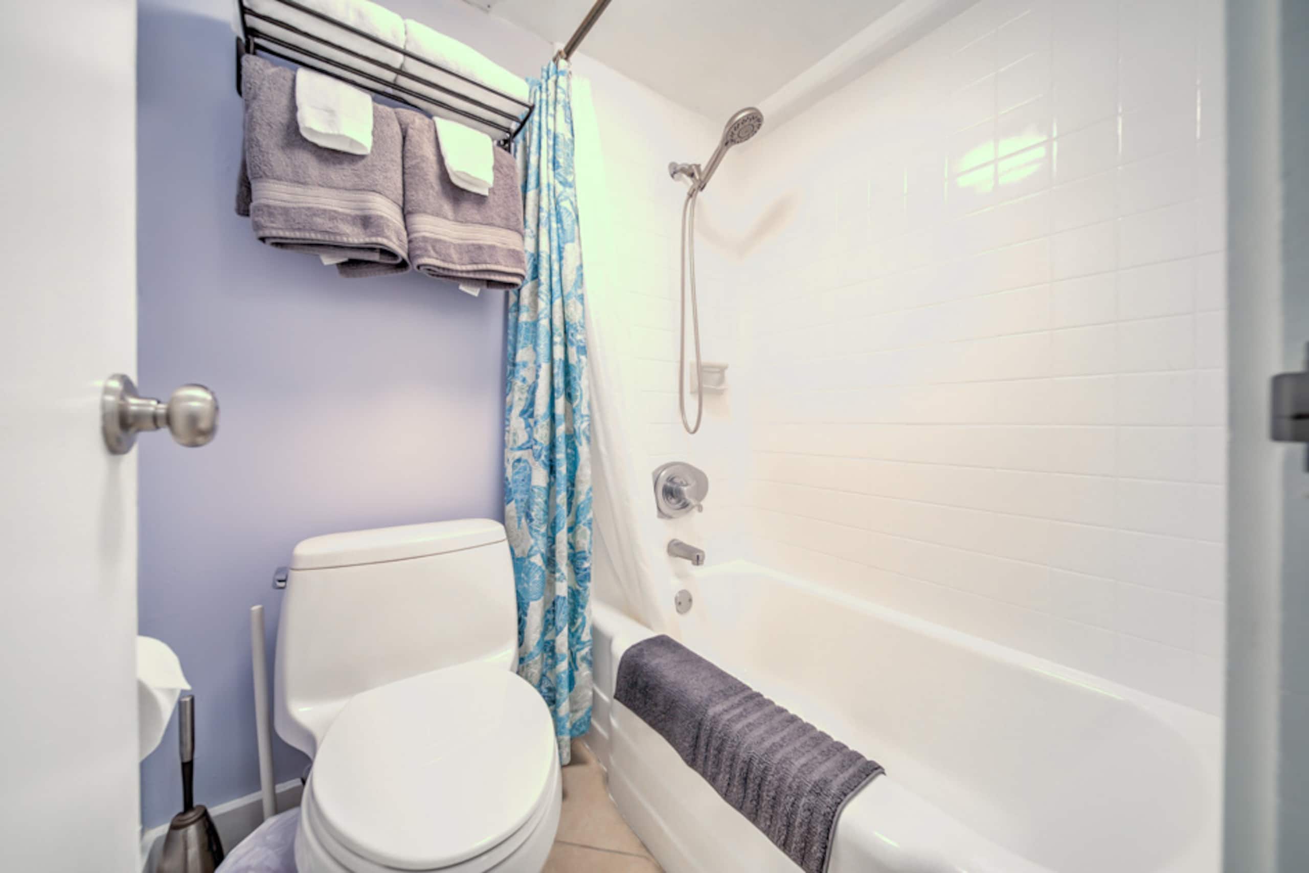 Condo in Honolulu · ★4.74 · 1 bedroom · 2 beds · 1 private bath - Image 12