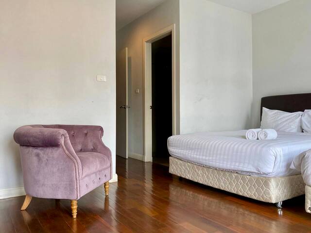 3BR (200sqm.) + guest pool and close to BTS/MRT! gallery image 4