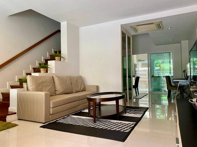 3BR (200sqm.) + guest pool and close to BTS/MRT! gallery image 3