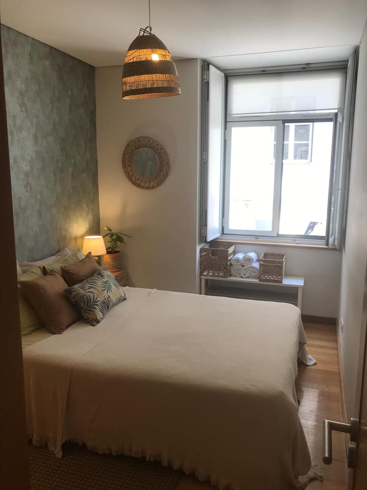 Spavaća soba s iznimno velikim krevetom. Na lijevoj strani nalazi se prostrani ormar (koji se ne vidi na ovoj slici) za odlaganje odjeće i torbi