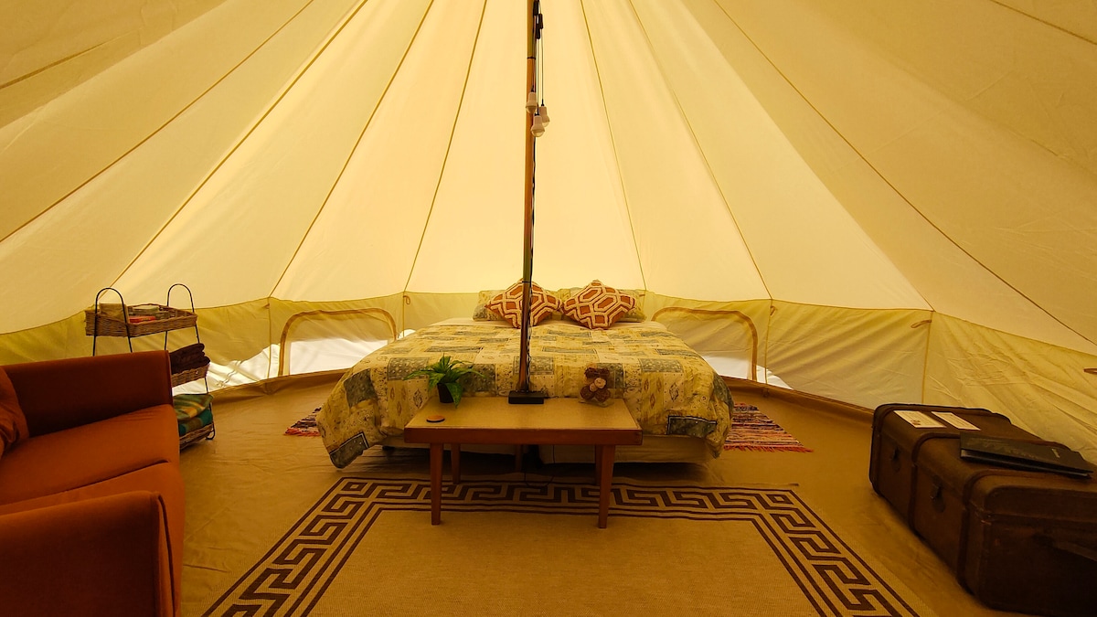 Pohodlná posteľ a pohovka, vďaka ktorej je kempovanie zábavné! 