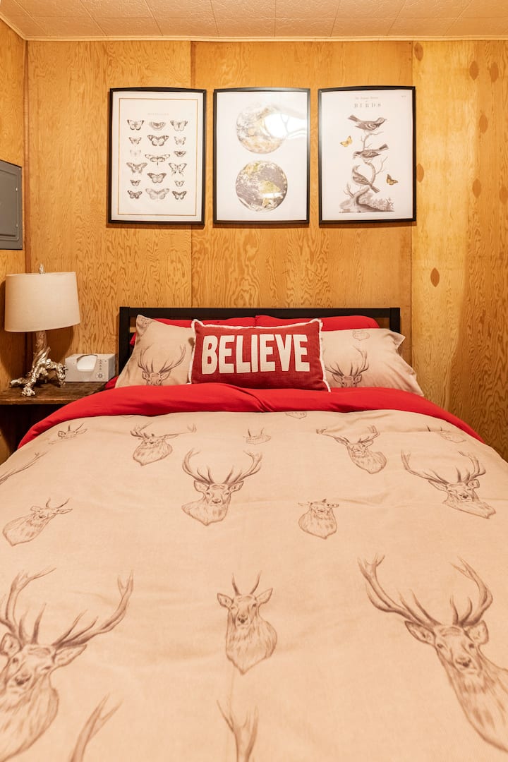 主卧配有1.8米宽双人床。