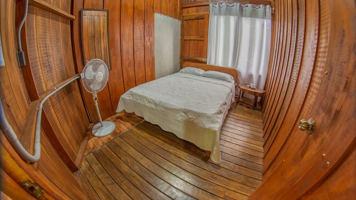 Secondary bedroom with fan/ Dormitorio Secundario con abanico 