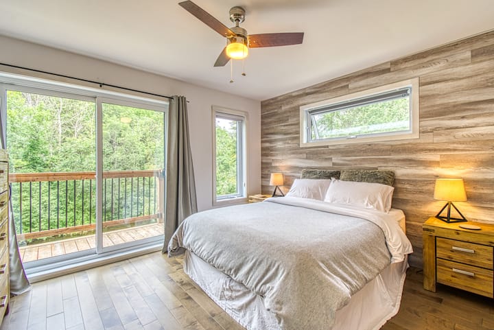 Bedroom 1 - 1 queen bed