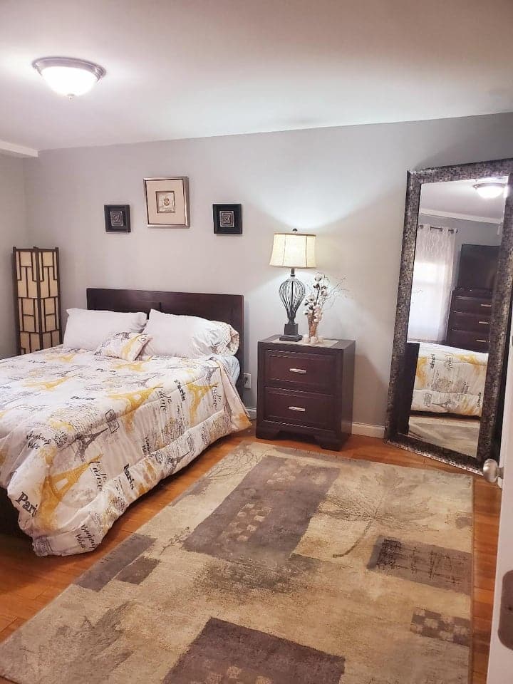 带全身镜的卧室空间