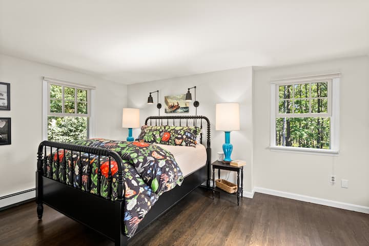 2nd floor bedroom w skylight and sitting area