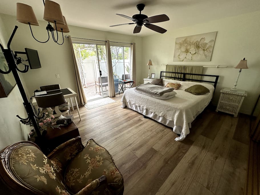 Spacious, Serene, Quiet room in a Parklike setting