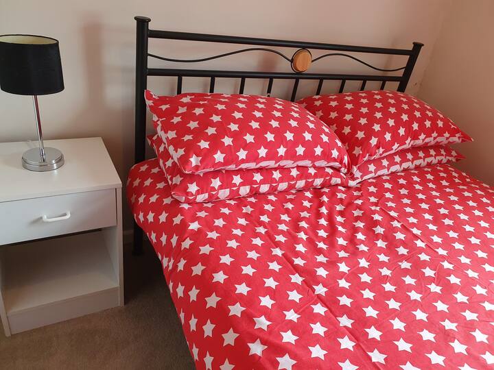 Chambre 3. Chambre double avec armoire.