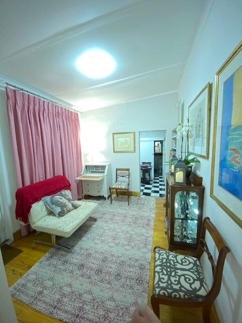 Въздушен изглед към всекидневната с разтегателно легло,бюро и шкаф за напитки, както и допълнителни  места за сядане