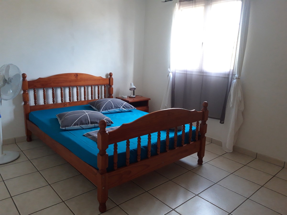 3号卧室可欣赏小草坪花园、吸烟区或您的小宠物 