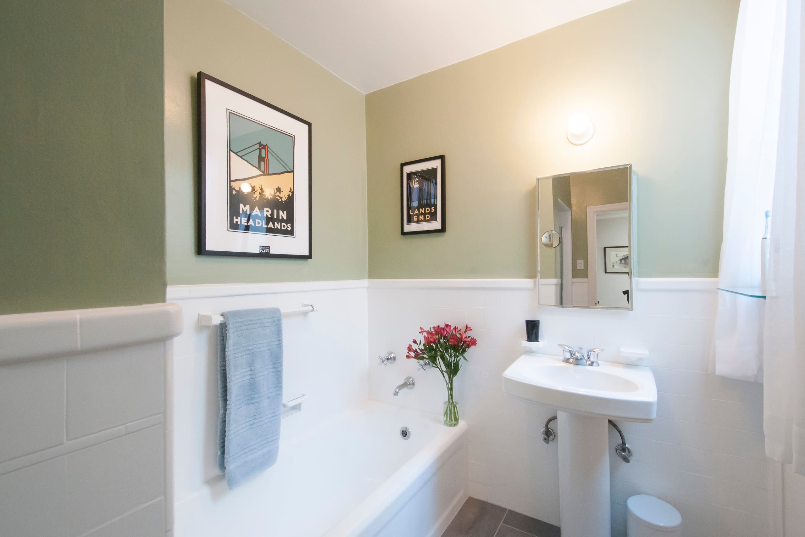 Home in San Francisco · ★4.99 · 2 bedrooms · 2 beds · 1.5 baths - Image 35